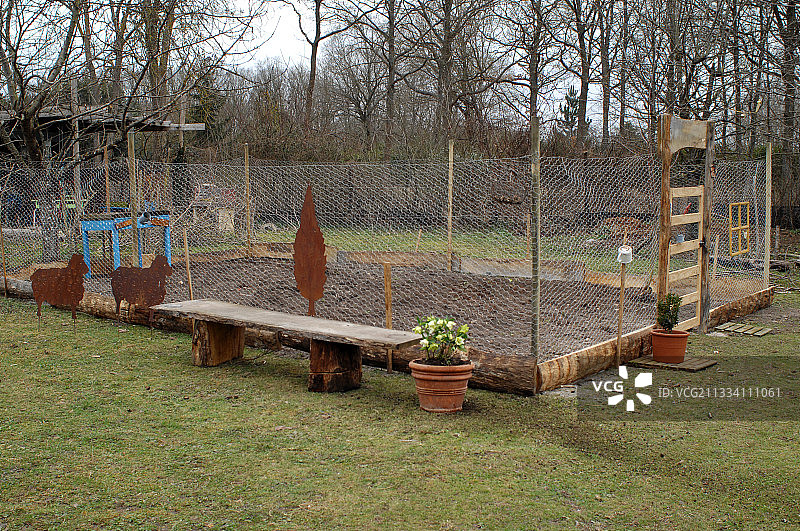 菜园周围的栅栏与母鸡图片素材