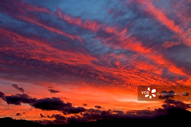 西班牙山区上空的阳光和云彩图片素材