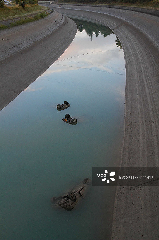 法国杜朗斯运河中的撞毁车辆图片素材