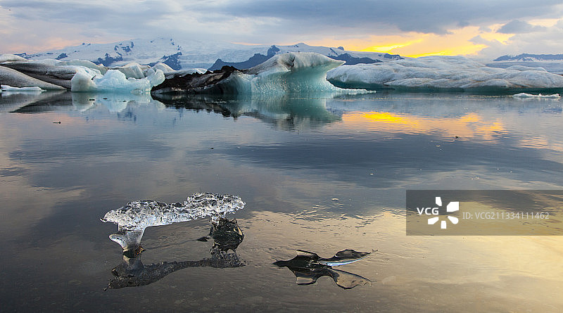 冰岛杰古沙龙冰湖和瓦特纳冰川图片素材