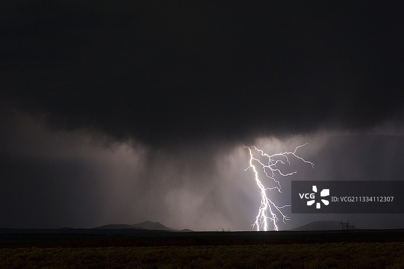 汉弗莱斯峰脚下的夜间三重闪电图片素材