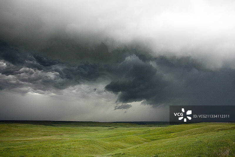 强劲的阵风（弧状云）横扫大平原图片素材