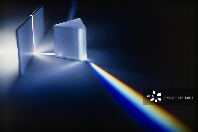 光线穿过棱镜图片素材