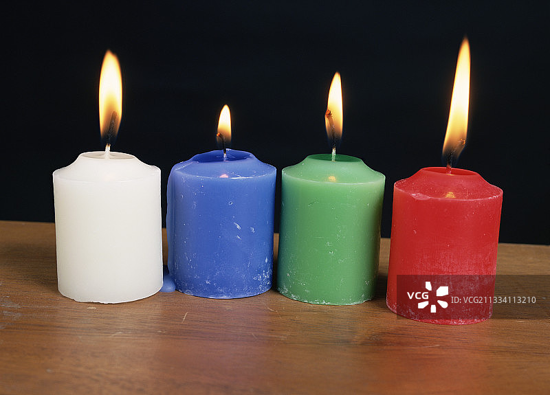 白色灯光下的蜡烛图片素材