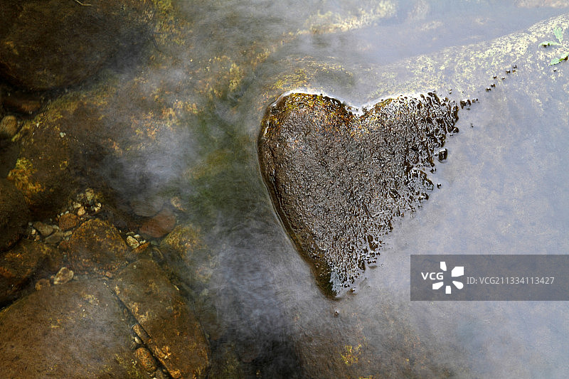 法国，河石水面形成的心形图片素材