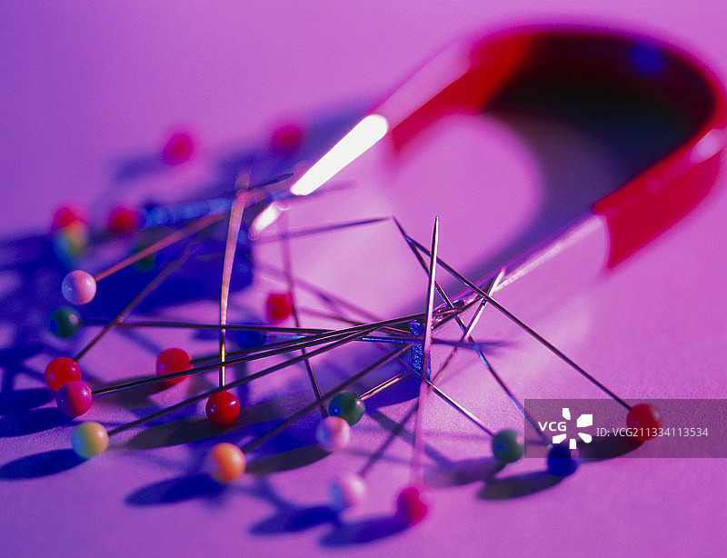 吸附在蹄形磁铁上的图钉图片素材