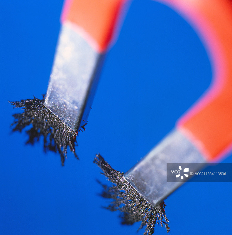 吸引铁屑的马蹄铁磁铁图片素材