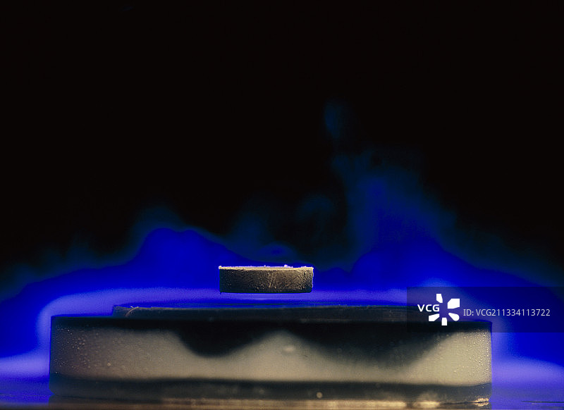 超导体磁悬浮图片素材