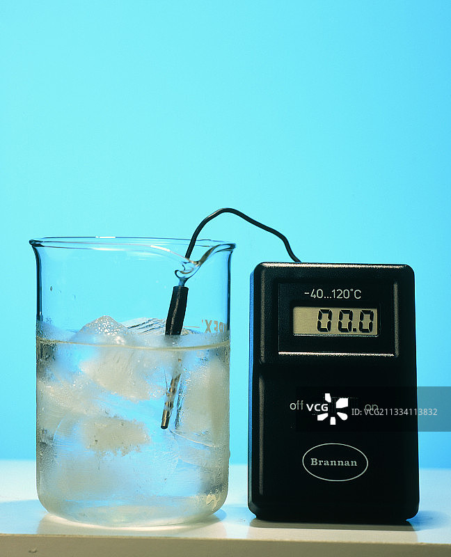 烧瓶中融化的冰块图片素材