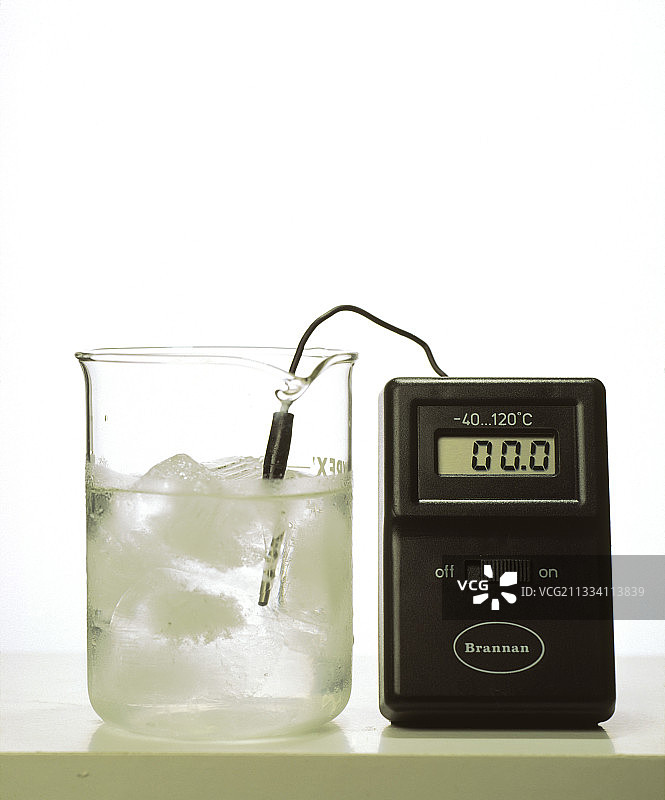 烧瓶中融化的冰块图片素材