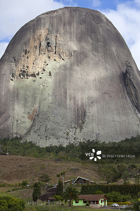 巴西圣埃斯皮里图蓝色石头的片麻岩露头图片素材