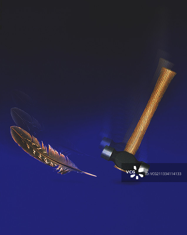 锤子和羽毛掉落图片素材