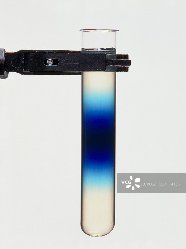 琼脂凝胶中蓝色染料的扩散图片素材