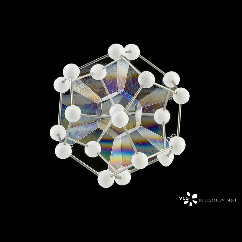 十二面体框架上的肥皂泡图片素材