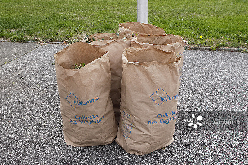用于收集植物废料的纸袋，法兰西岛，法国图片素材