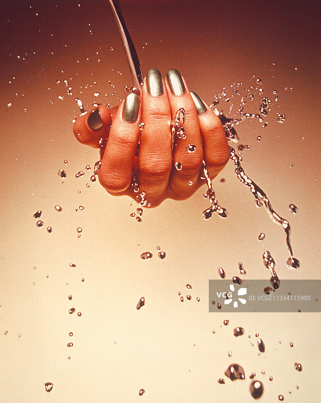 水银在指尖流动图片素材