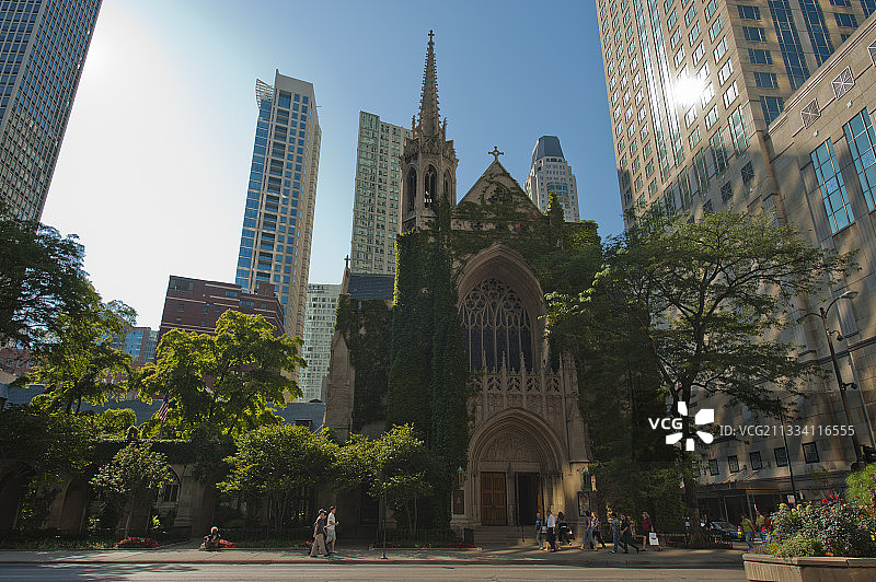 美国芝加哥市中心树木掩映下的教堂图片素材