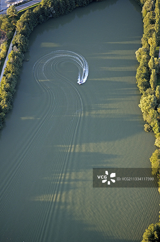 在法国弗朗什-孔泰湖上滑水图片素材