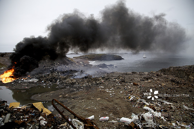 圣皮埃尔和密克隆的垃圾填埋场污染环境，垃圾分类处理缺失，焚烧产生污染。堆肥厂尚未使用。环境保护并非优先考虑。图片素材