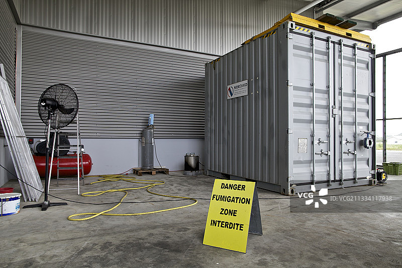 用于溴甲烷熏蒸货物的设备，货物在通图塔国际机场区域感染。SIVAP=兽医、植物检疫和食品检验服务。新喀里多尼亚政府部门是群岛生物安全的协调机构。它的作用是阻止任何特定新物种的进口到喀里多尼亚领土上，以保护最珍贵和脆弱的自然环境，由于极端程度的特有性（全球生物多样性热点）。图片素材