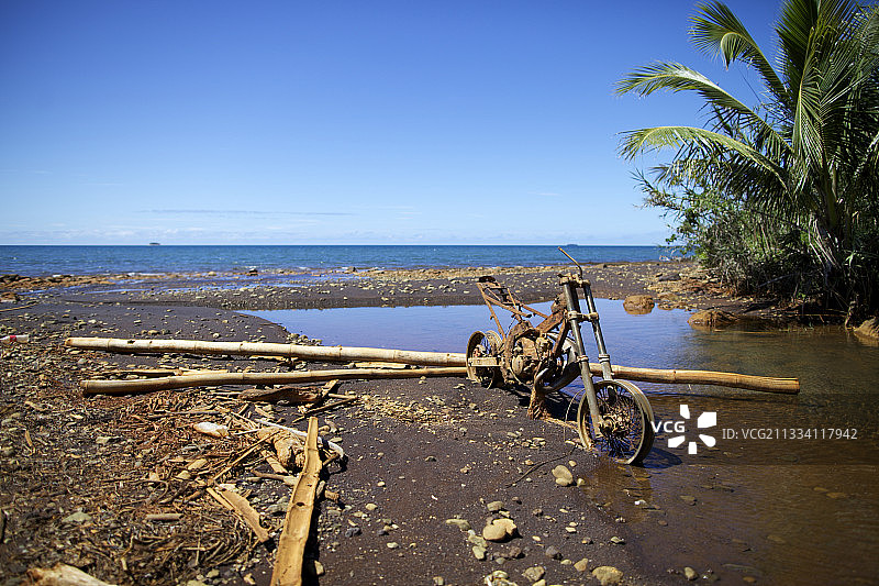 新喀里多尼亚东海岸的摩托车残骸图片素材