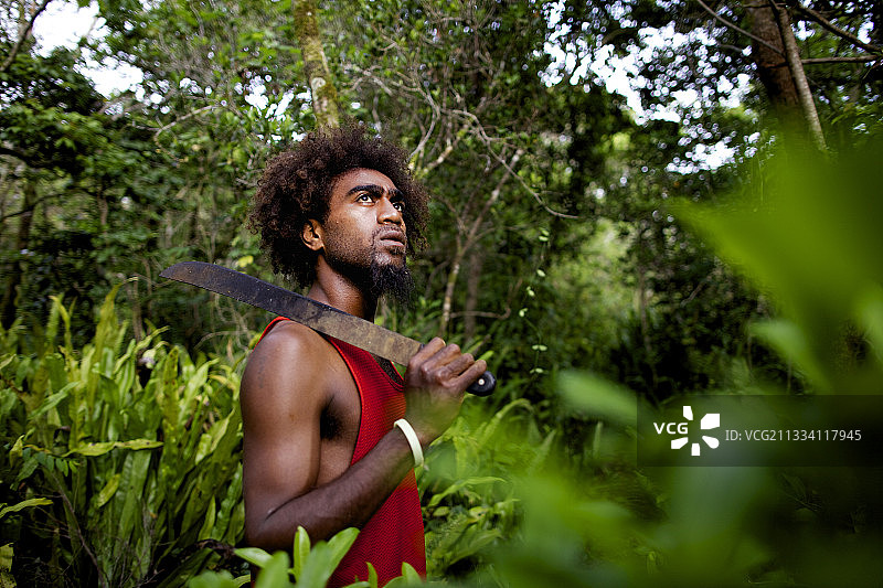 让-克劳德·皮琼，卡纳克部落的边界，一匹母马。他的山药田经常被野猪蹂躏。图片素材