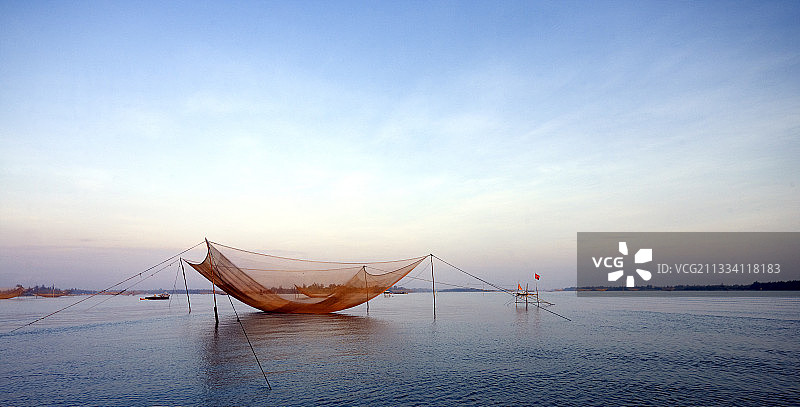 会安附近秋盆河上的渔网，越南图片素材