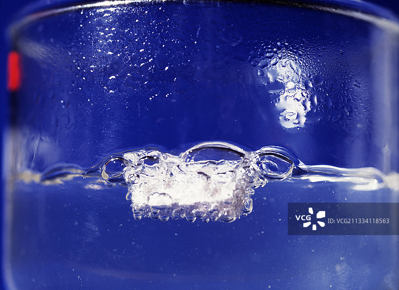 钠与水反应图片素材