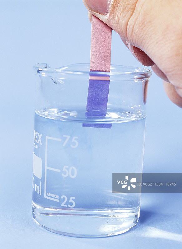 碱性溶液中的石蕊试纸图片素材