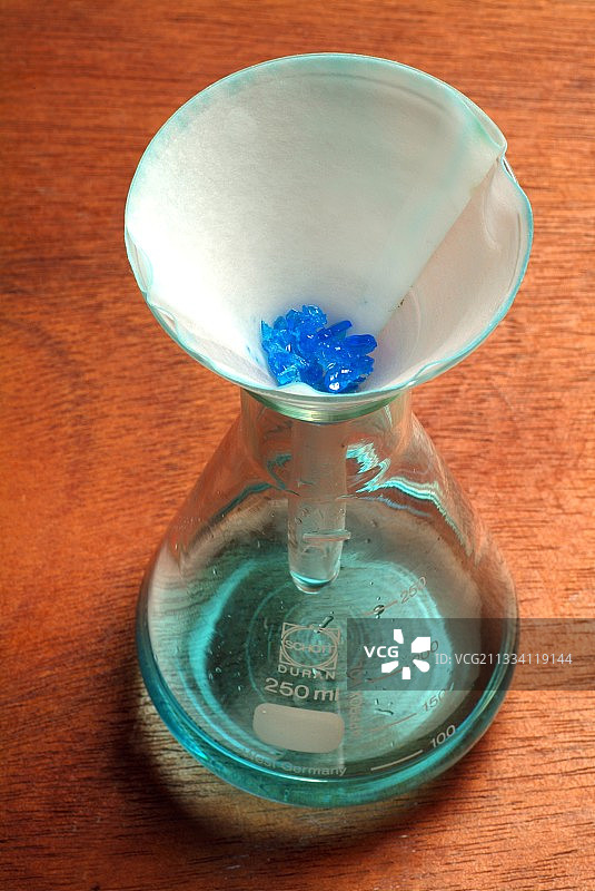 过滤硫酸铜晶体图片素材