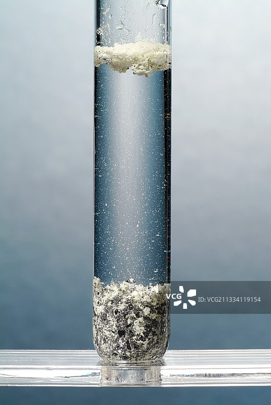 盐酸中的硫和铁图片素材