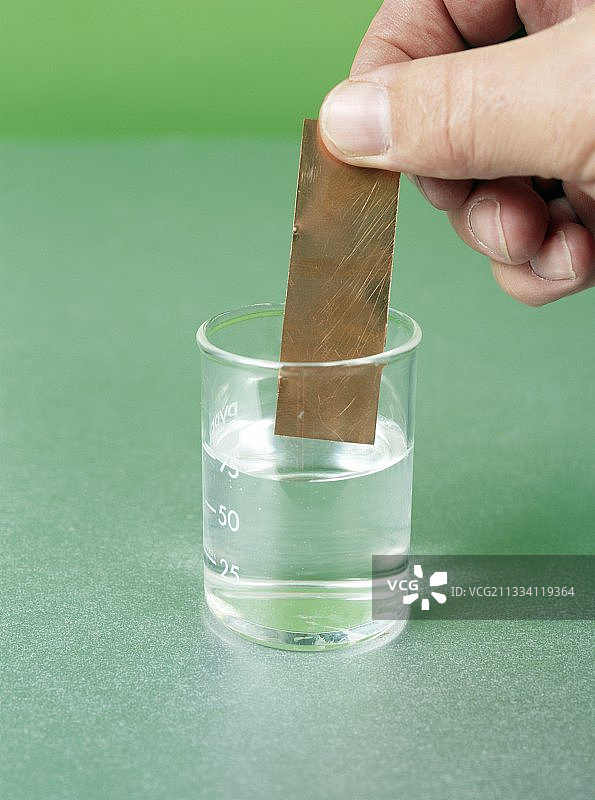 锌溶液中的铜片图片素材