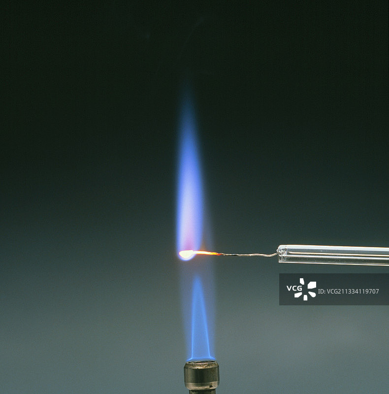 进行钾火焰测试图片素材