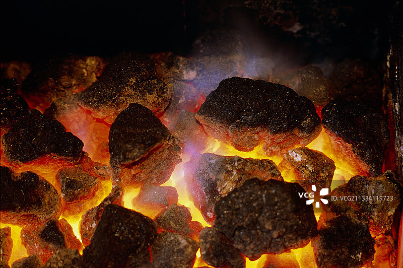 家用火炉中发光的煤块图片素材