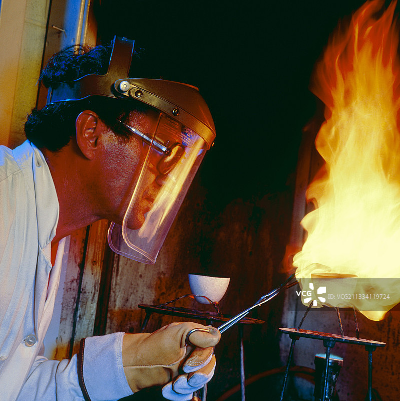 热测试中燃烧的坩埚图片素材