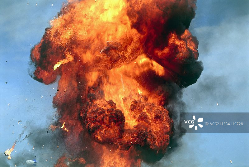 爆炸引起的火焰柱图片素材
