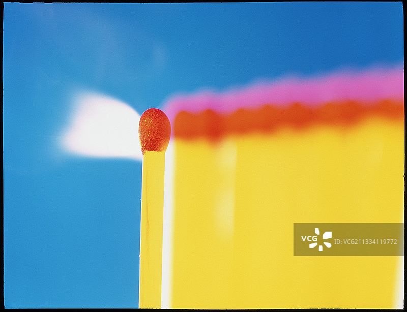 火柴点燃瞬间特写图片素材