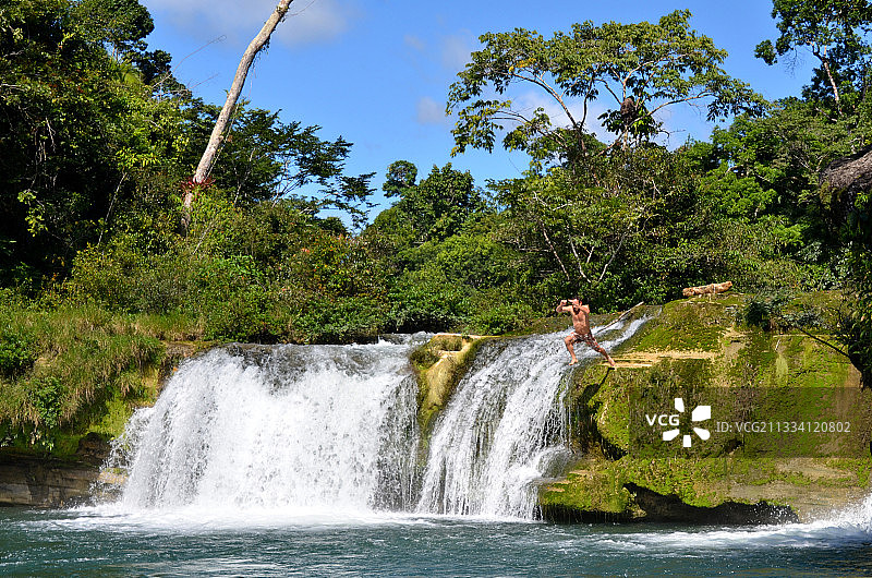 位于蓬塔戈尔达镇一小时车程的里奥布兰科瀑布图片素材