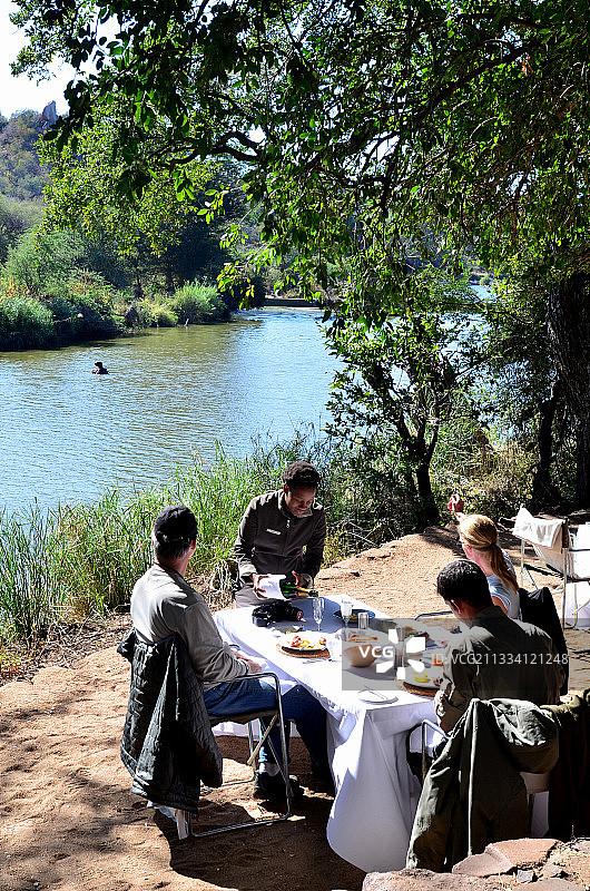 辛吉塔集团成员，建于2002年的Lebombo酒店，拥有15间隐藏在灌木丛中的木结构套房图片素材