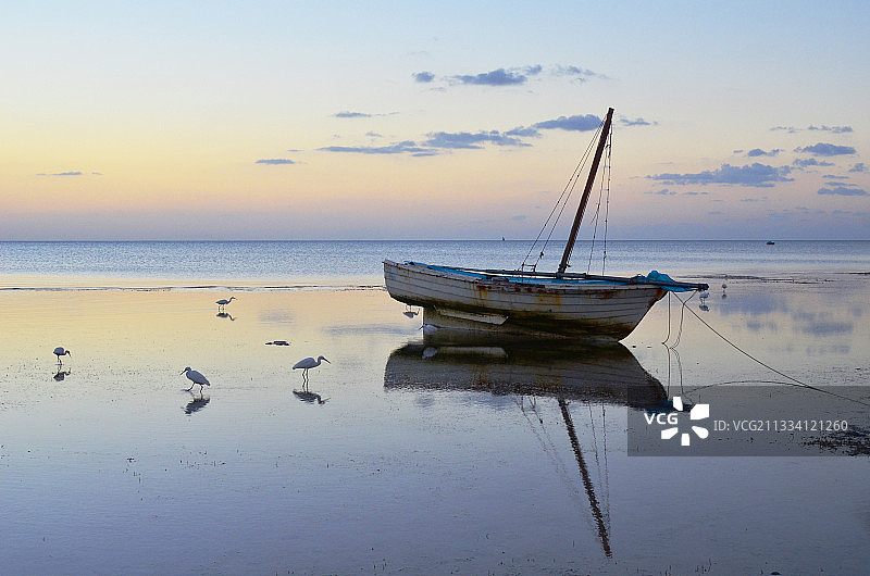 莫桑比克海峡巴扎鲁托岛岸边的渔船图片素材
