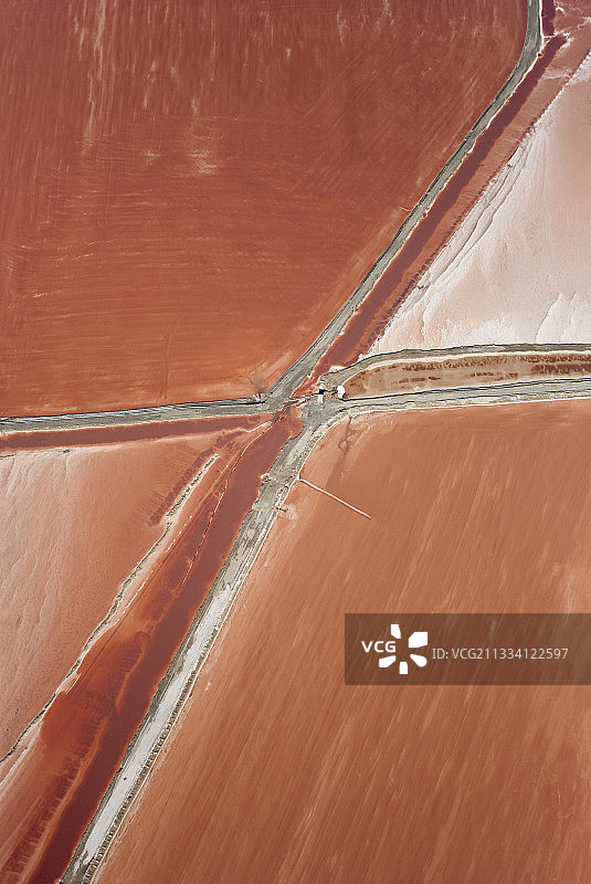 纳米比亚 - 鲸湾盐场的盐水鸟瞰，位于纳米布沙漠和大西洋之间图片素材