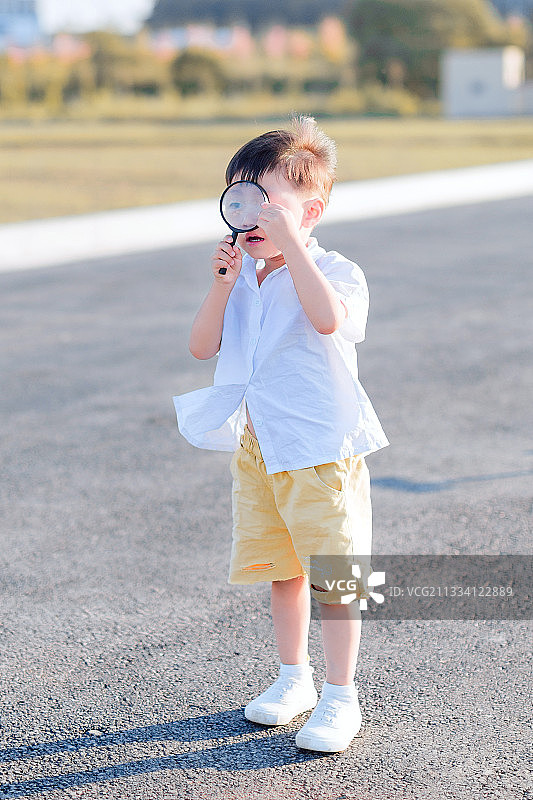 拿着放大镜的小男孩图片素材
