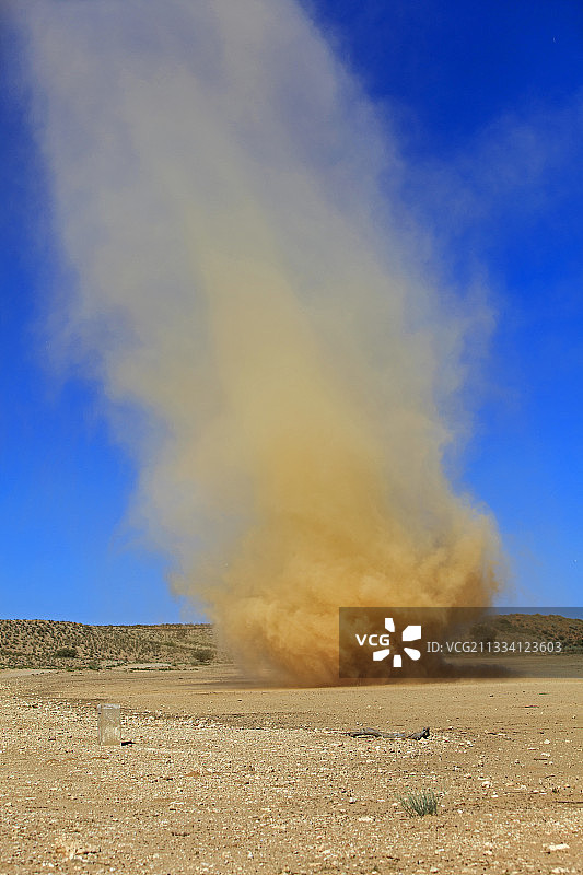 南非卡拉哈里沙漠的小型沙尘旋风图片素材