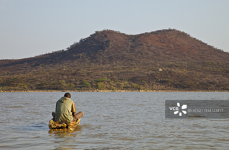 在肯尼亚巴林戈湖上乘坐独木舟的渔民图片素材