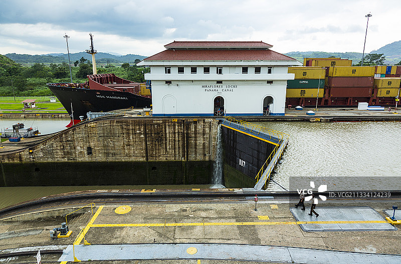 巴拿马运河上的集装箱船图片素材