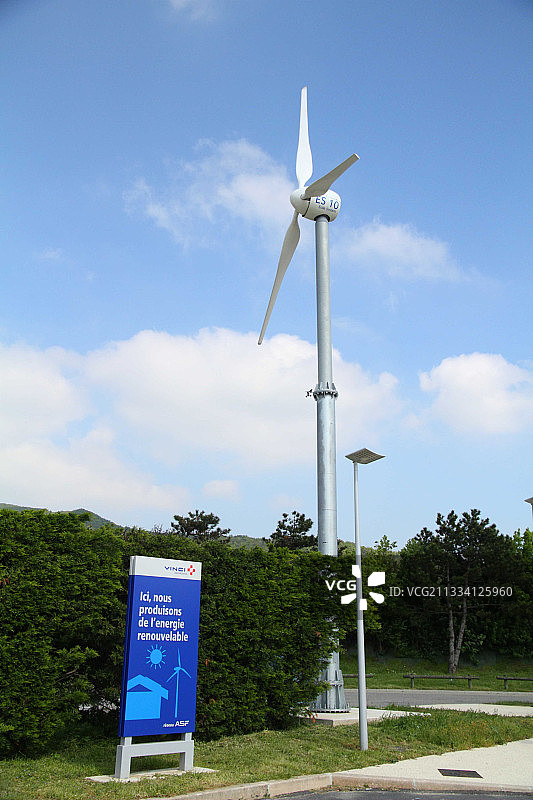 法国高速公路区域的小型风力涡轮机图片素材