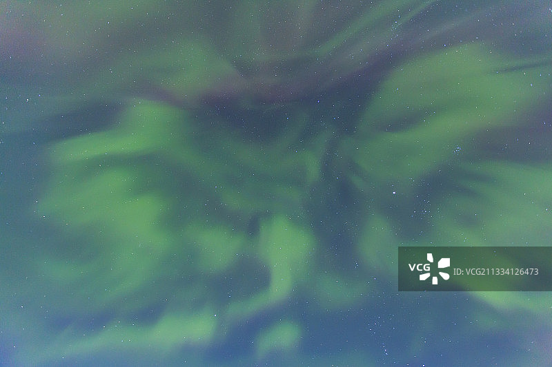 冰岛杰古沙龙冰川湖上的极光图片素材