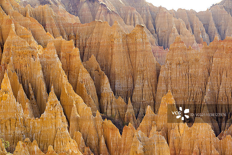 云南元谋的土壤森林，物茂土林， 展示了数百万年来的侵蚀力量。元谋土林是省级风景名胜区，占地50平方公里。它是由地质运动和一两百万年前的土壤侵蚀形成的。它因其形状像巨大的森林和膨胀土的主要成分而得名。整个景观主要是城堡、屏风、帷幕和柱子，其中最高约40米，非常宏伟。图片素材