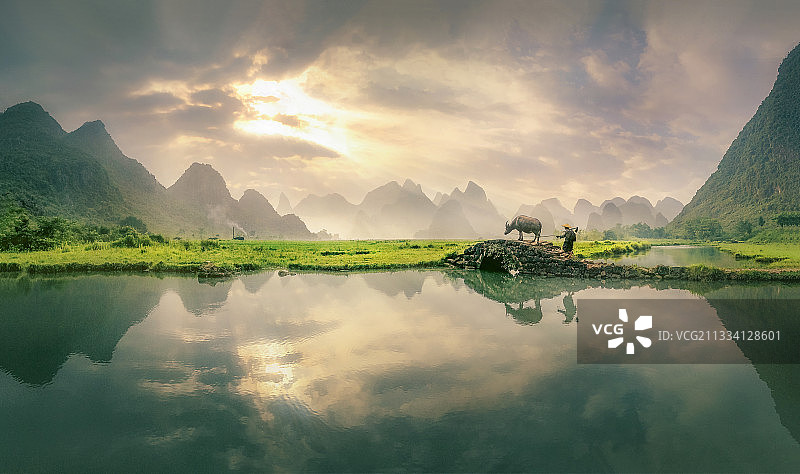 桂林阳朔田心村状元桥牧牛图片素材