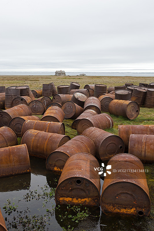 冷战末期猛犸河畔的废弃苏联军用油罐图片素材